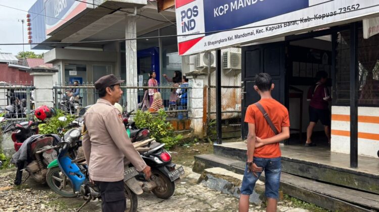 Polsek Kapuas Barat Sambangi Kantor Pos Mandomai, Perkuat Pengamanan Objek Vital
