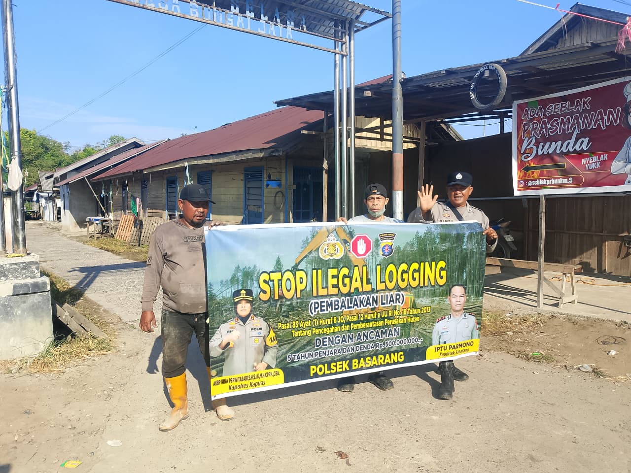 Menggunakan Spanduk Anggota Polsek Basarang Melaksanakan Sosialisasi Stop Ilegal Logging