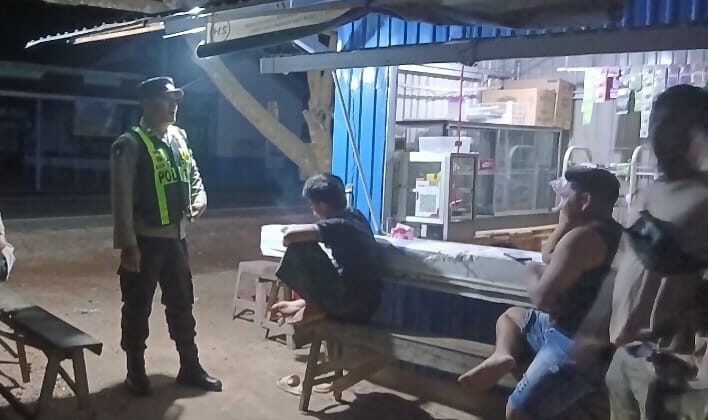 ANGGOTA POLSEK PULAU PETAK LAKSANAKAN PATROLI MALAM, GUNA MEWUJUDKAN KAMTIBMAS KONDUSIF DI WILAYAH KECAMATAN PULAU PETAK