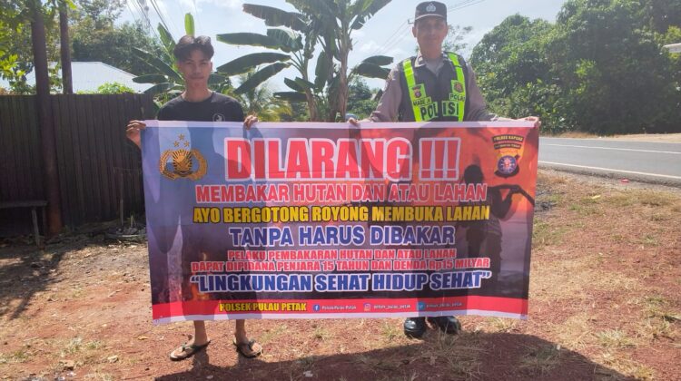 DALAM UPAYA PENCEGAHAN KEBAKARAN HUTAN DAN LAHAN, PERSONEL POLSEK PULAU PETAK SOSIALISASIKAN SANKSI PIDANA PELAKU KARHUTLA KE MASYARAKAT KECAMATAN PULAU PETAK