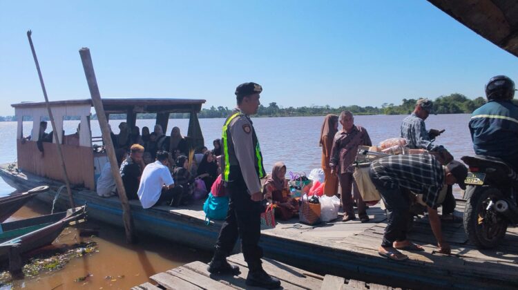 PASTIKAN KAMTIBMAS KONDUSIF, PERSONEL POLSEK PULAU PETAK LAKSANAKAN PATROLI DIALOGIS DERMAGA PELABUHAN PENYEBERANGAN DESA SEI TATAS HILIR