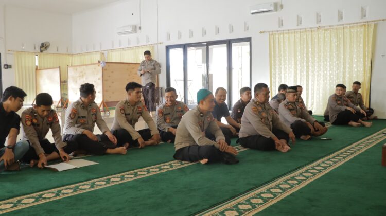 POLRES SERUYAN IKUTI PEMBINAAN ROHANI ISLAM DAN KRISTIANI UNTUK MENINGKATKAN IMAN DAN INTEGRITAS PERSONEL