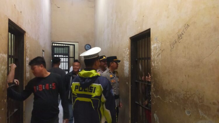 Pengawasan Melekat: Polres Gunung Mas Cek Kesiapsiagaan Personel Jaga Malam Rutan