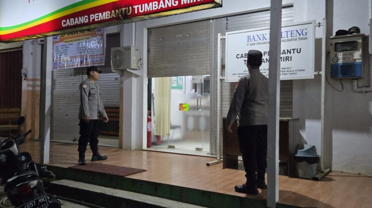 Personel Polsek Kahulut Patroli Perbankan Tumbang Miri Saat Malam Hari