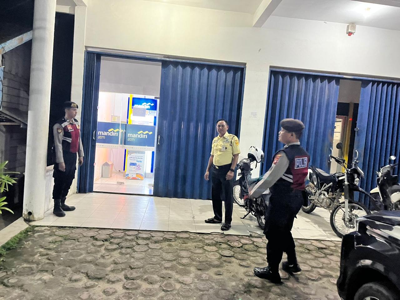 Antisipasi Pencurian dan Gangguan Ketertiban, Sat Samapta Polres Sukamara Sisir Kawasan Pasar Saik pada Malam Hari