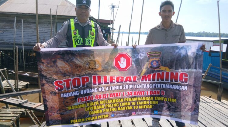 PERSONEL POLSEK PULAU PETAK LAKSANAKAN SOSIALISASI ILEGAL MINING KE MASYARAKAT GUNA PENCEGAHAN TAMBANG LIAR DI WILAYAH KECAMATAN PULAU PETAK