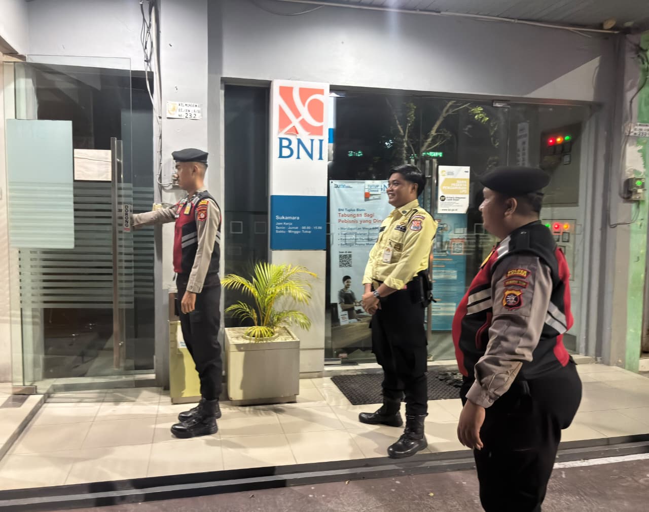 Jaga Transaksi Masyarakat di Luar Jam Pelayanan, Sat Samapta Polres Sukamara Monitoring Bank BNI pada Malam Hari