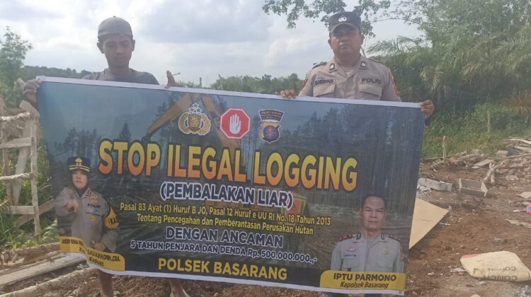 Menggunakan Spanduk Anggota Polsek Basarang Melaksanakan Sosialisasi Stop Ilegal Logging