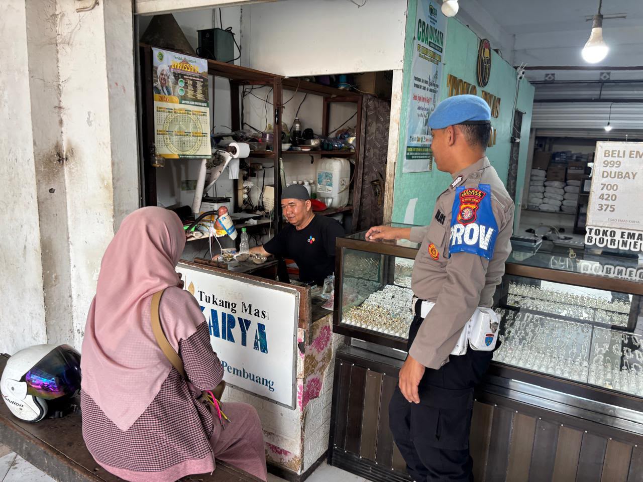 PATROLI HUMANIS POLSEK SERUYAN HILIR, SAPA PEDAGANG DAN PENGUNJUNG PASAR SAIK