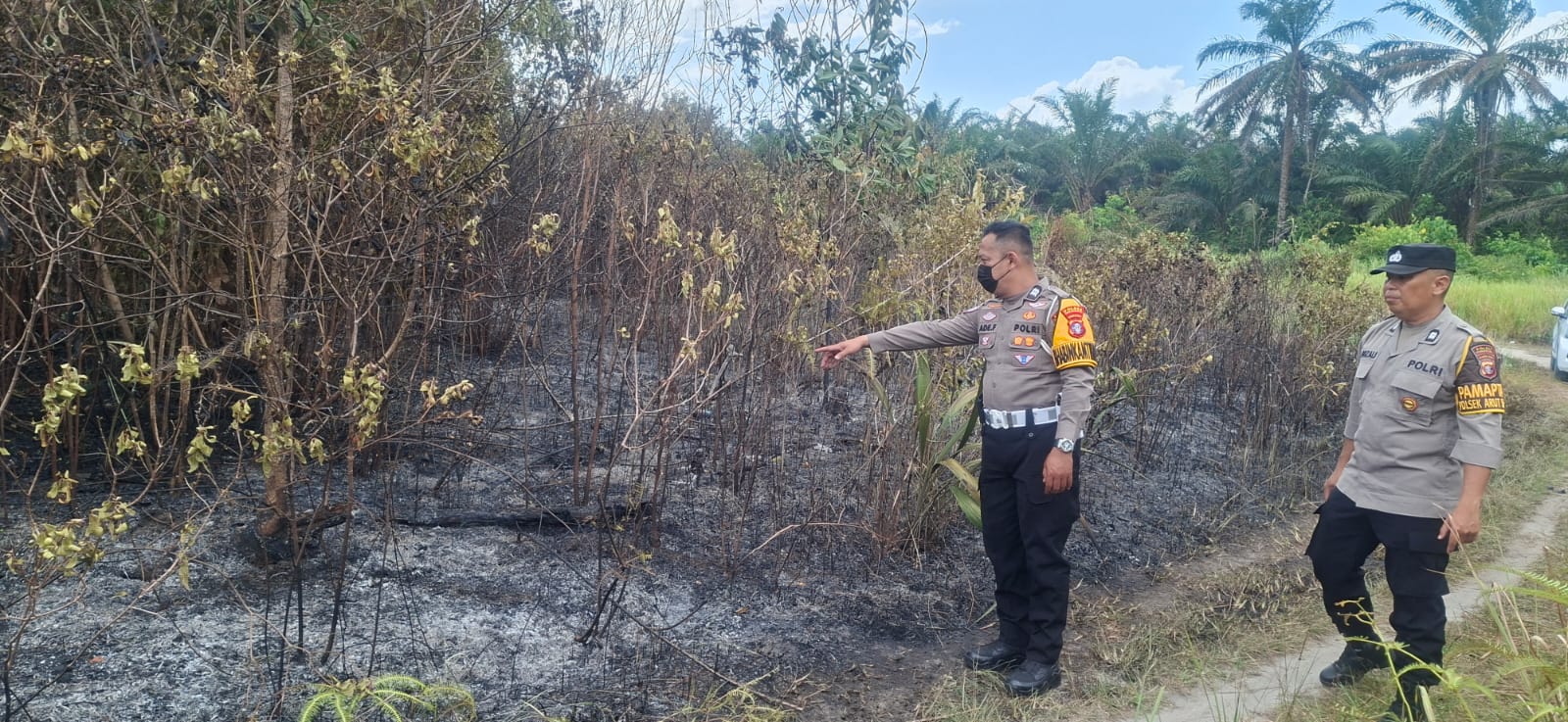 Polres Kobar Bersama Instansi Terkait Padamkan Dan Lakukan Pendinginan Karhutla