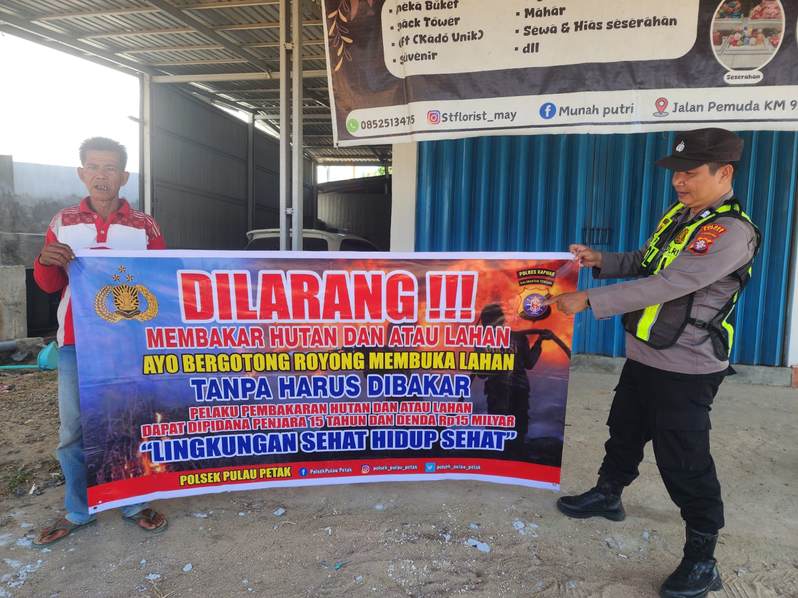 DALAM UPAYA PENCEGAHAN KEBAKARAN HUTAN DAN LAHAN, PERSONEL POLSEK PULAU PETAK SOSIALISASIKAN SANKSI PIDANA PELAKU KARHUTLA KE MASYARAKAT KECAMATAN PULAU PETAK