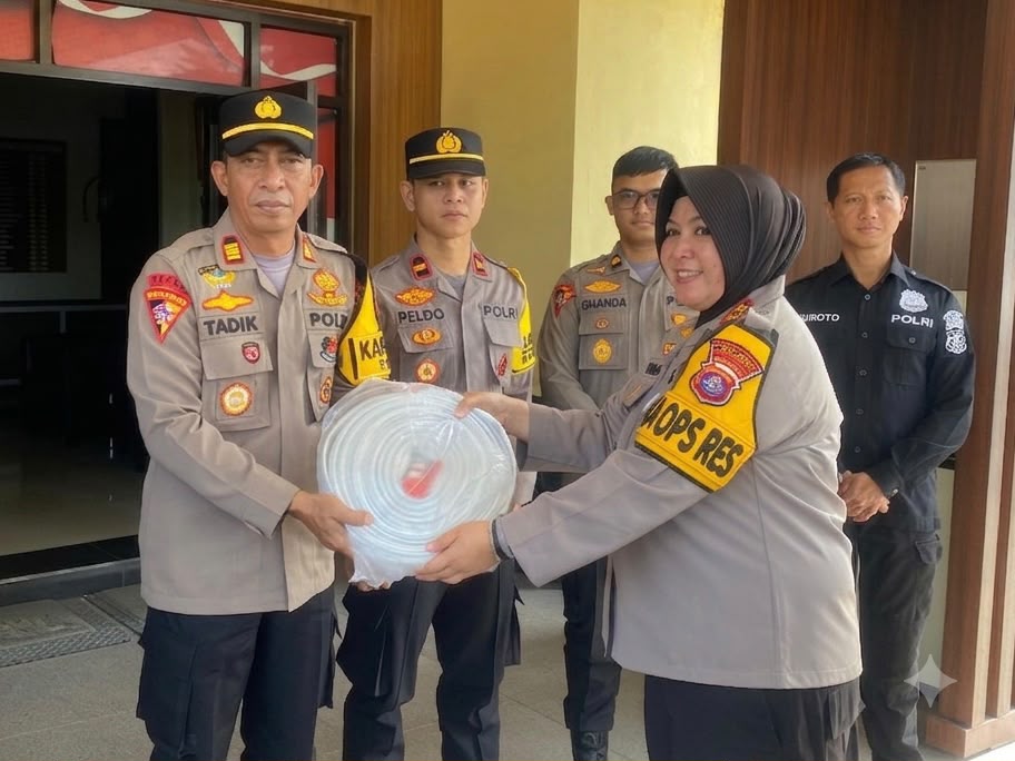 Kapolres Kapuas Serahkan Bantuan Alat Pemadam Kebakaran Kepada Kapolsek Jajaran