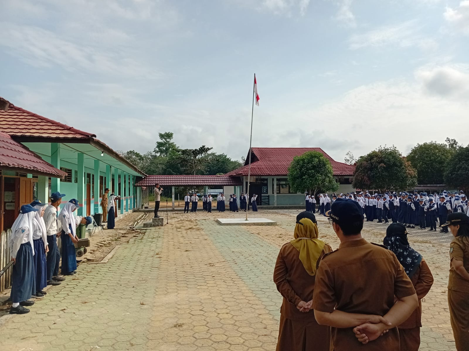 BHABINKAMTIBMAS POLSEK TEWEH TIMUR PIMPIN UPACARA BENDERA HARI SENIN DI SMP NEGERI 1 TEWEH TIMUR