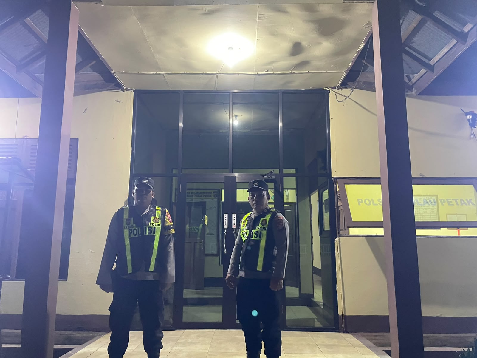 POLSEK PULAU PETAK LAKSANAKAN KEGIATAN SIAGA MAKO PADA MALAM HARI GUNA CIPTAKAN SITUASI AMAN