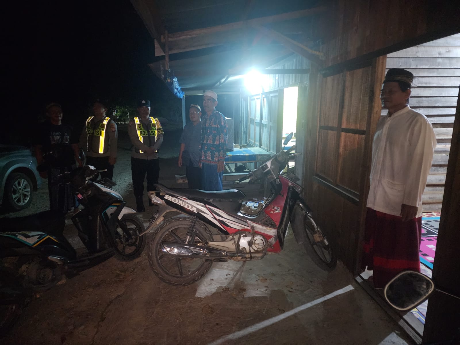ANGGOTA POLSEK PULAU PETAK LAKSANAKAN PATROLI MALAM, GUNA MEWUJUDKAN KAMTIBMAS KONDUSIF DI WILAYAH KECAMATAN PULAU PETAK