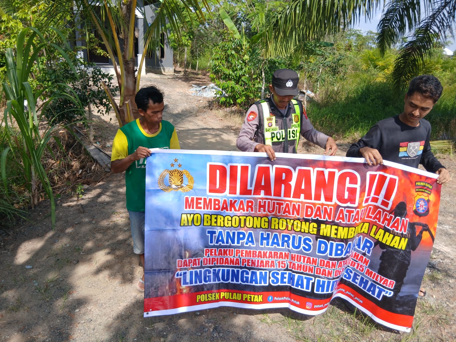 DALAM UPAYA PENCEGAHAN KEBAKARAN HUTAN DAN LAHAN, PERSONEL POLSEK PULAU PETAK SOSIALISASIKAN SANKSI PIDANA PELAKU KARHUTLA KE MASYARAKAT KECAMATAN PULAU PETAK