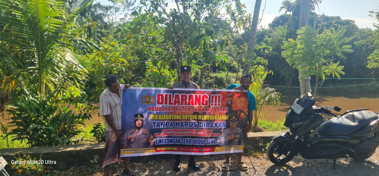 DALAM UPAYA PENCEGAHAN KEBAKARAN HUTAN DAN LAHAN, PERSONEL POLSEK PULAU PETAK SOSIALISASIKAN SANKSI PIDANA PELAKU KARHUTLA KE MASYARAKAT KECAMATAN PULAU PETAK
