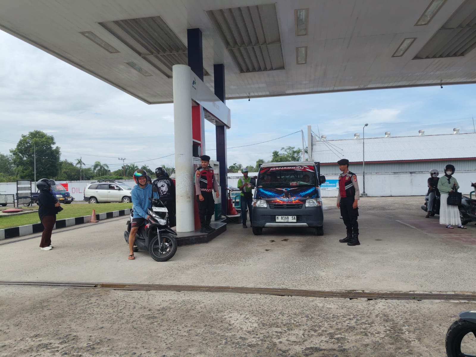 Pastikan Pelayanan Pengisian Bahan Bakar Berlangsung Aman, Sat Samapta Polres Sukamara Patroli SPBU