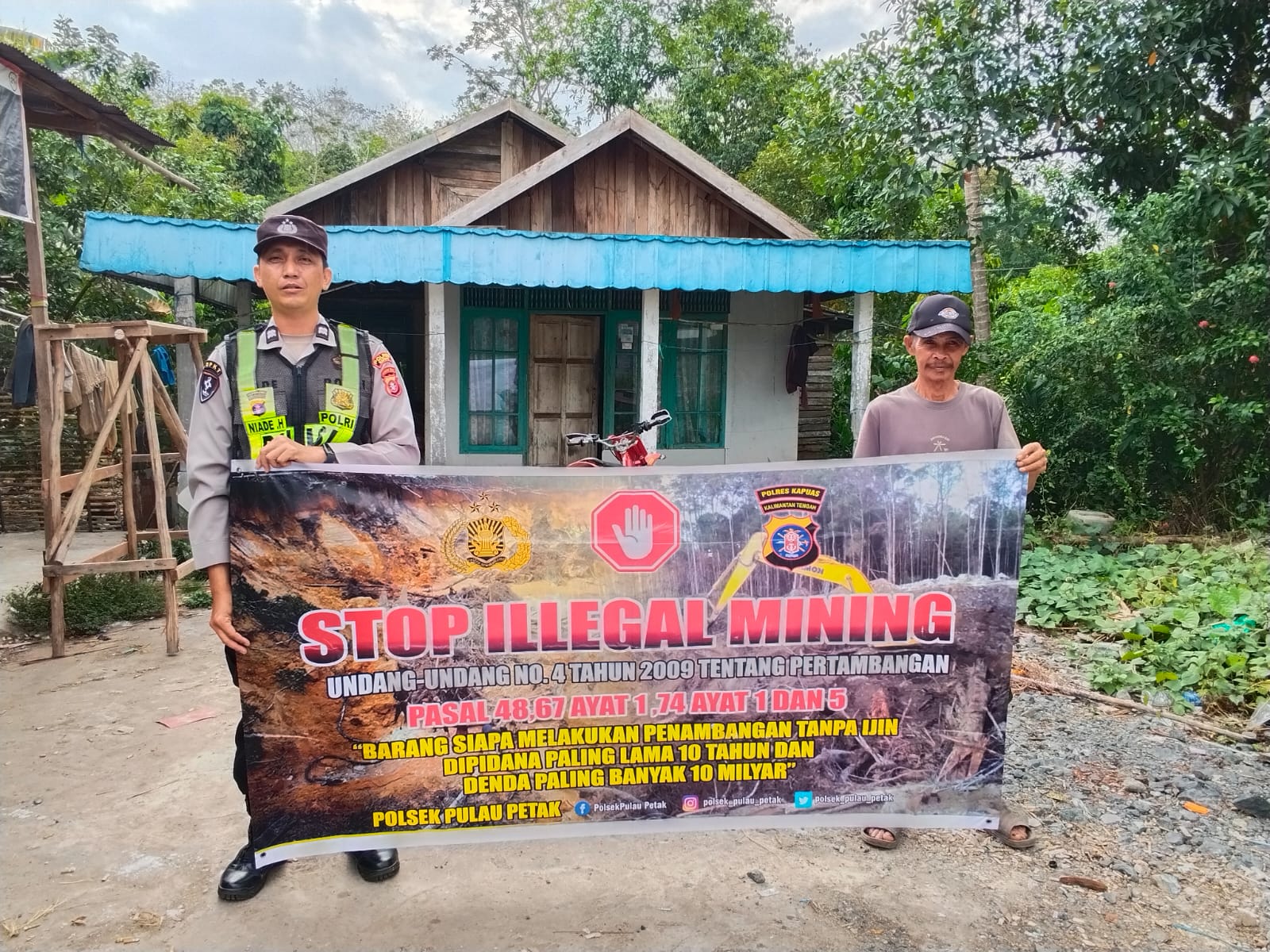 PERSONEL POLSEK PULAU PETAK LAKSANAKAN SOSIALISASI ILEGAL MINING KE MASYARAKAT GUNA PENCEGAHAN TAMBANG LIAR DI WILAYAH KECAMATAN PULAU PETAK