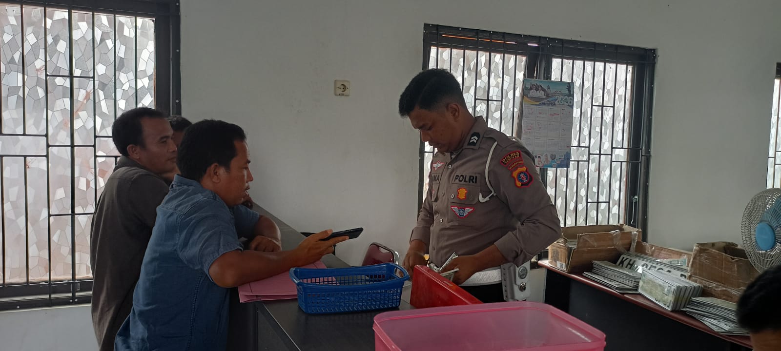 SAMSAT KELILING HADIR DI HANAU, SATLANTAS POLRES SERUYAN PERMUDAH LAYANAN PAJAK KENDARAAN