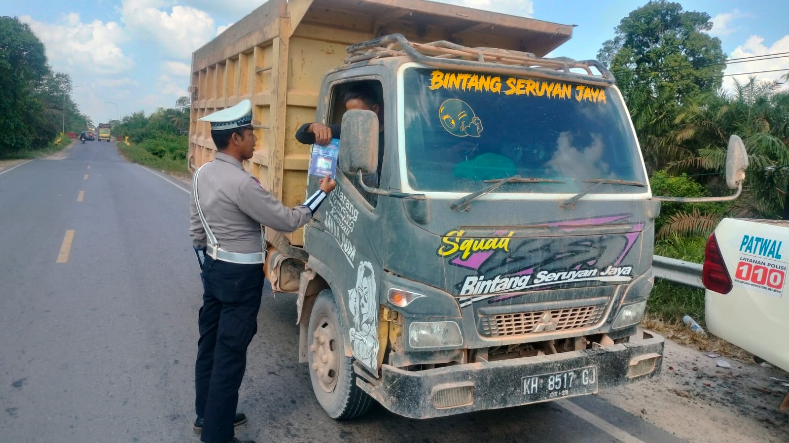 SATLANTAS POLRES SERUYAN LAKSANAKAN PATROLI R4 DAN PEMBAGIAN LEAFLET KAMSELTIBCARLANTAS