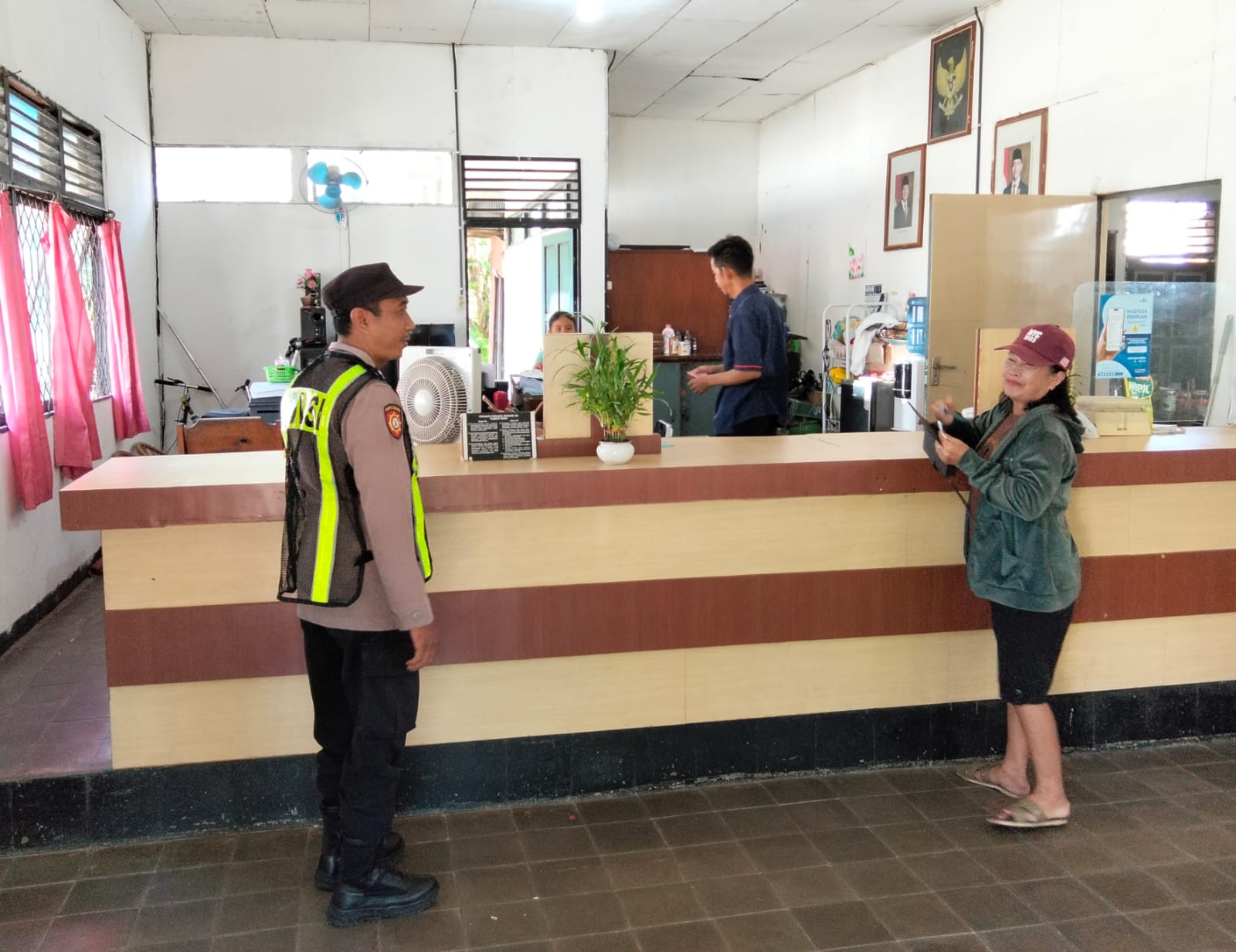 Polsek Kapuas Barat Pastikan Pelayanan Publik Tetap Aman, Patroli Sambangi Kantor Pos Mandomai