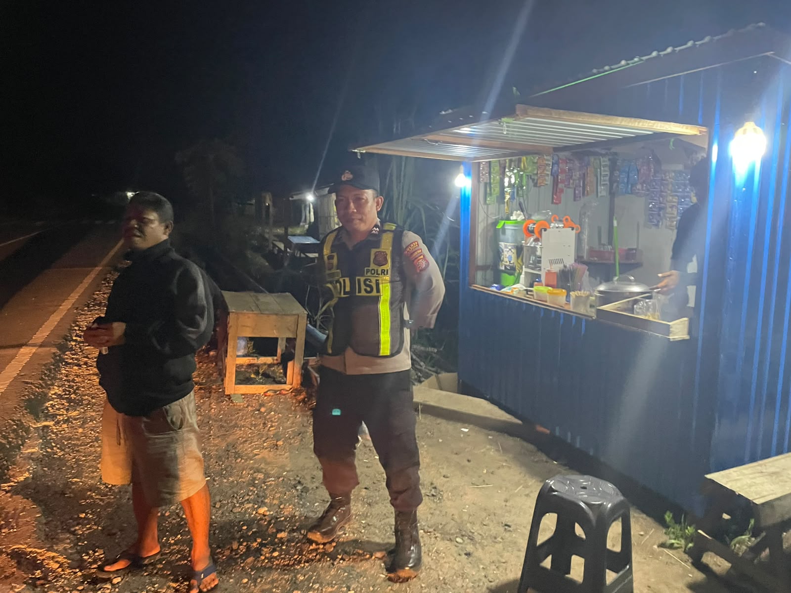 ANGGOTA POLSEK PULAU PETAK LAKSANAKAN PATROLI MALAM, GUNA MEWUJUDKAN KAMTIBMAS KONDUSIF DI WILAYAH KECAMATAN PULAU PETAK