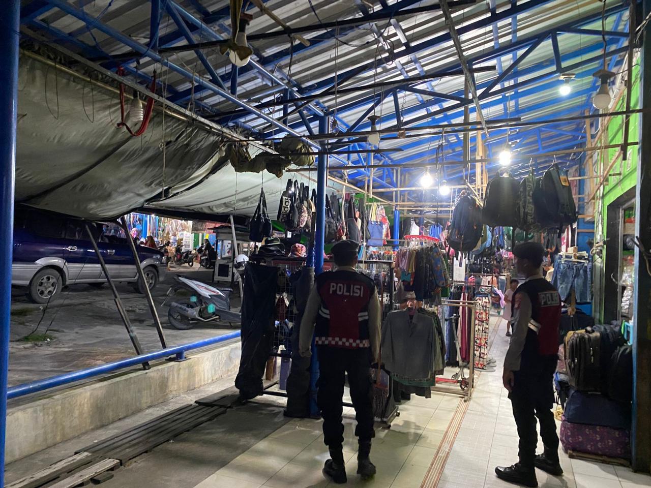 Lindungi Kios dan Barang Dagangan, Sat Samapta Polres Sukamara Sisir Pasar Inpres pada Malam Hari