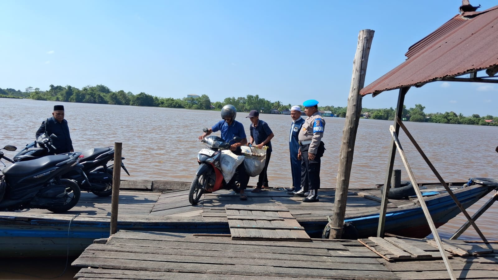 PASTIKAN KAMTIBMAS KONDUSIF, PERSONEL POLSEK PULAU PETAK LAKSANAKAN PATROLI DIALOGIS DERMAGA PELABUHAN PENYEBERANGAN DESA SEI TATAS HILIR