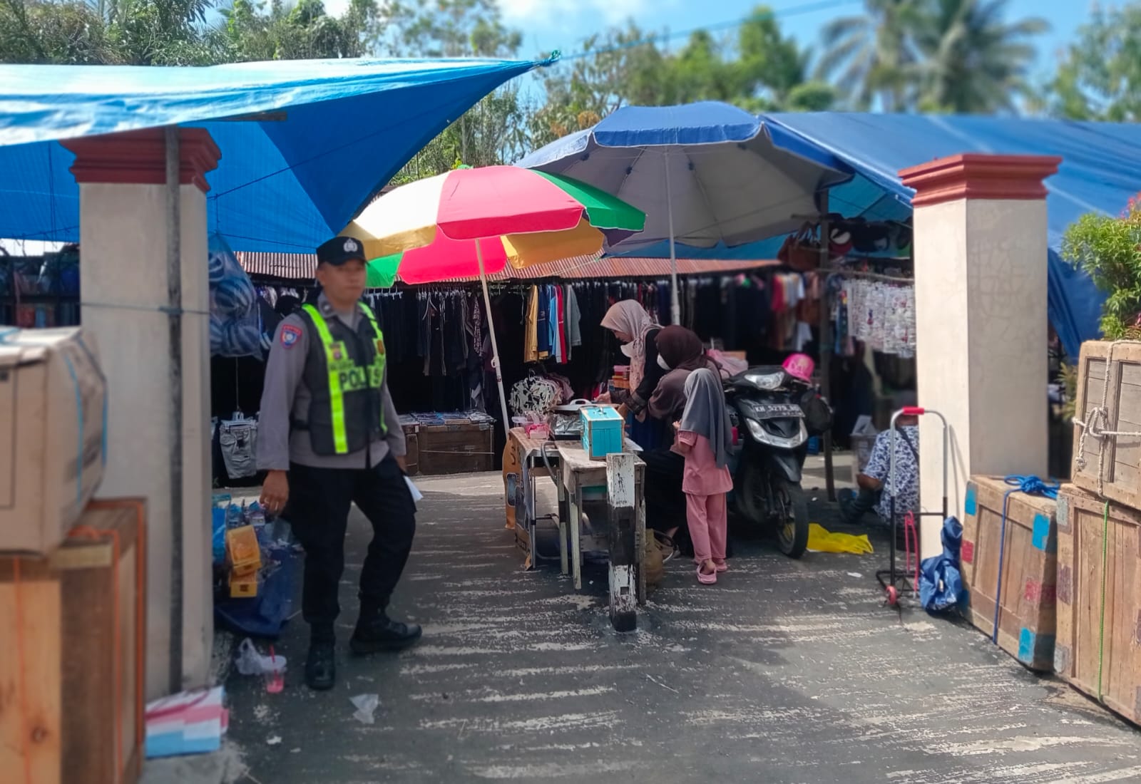 Jaga Stabilitas Harga dan Bhabinkamtibmas, Polsek Kapuas Barat Patroli Pasar Mingguan di Mandomai