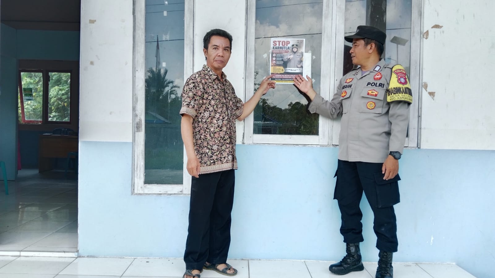 Cegah Kebakaran Lahan, Bhabinkamtibmas Desa Sei Kayu Pasang Stiker Imbauan Stop Karhutla Bersama Warga