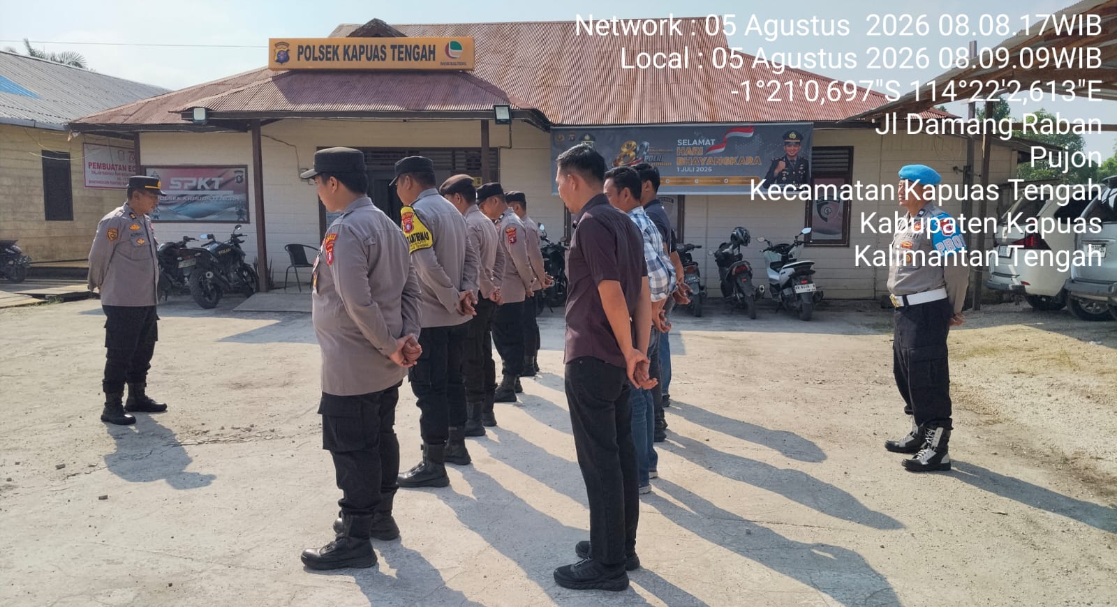 Wakapolsek berikan Arahan pada pelaksanaan apel pagi di halaman mapolsek kapuas tengah.