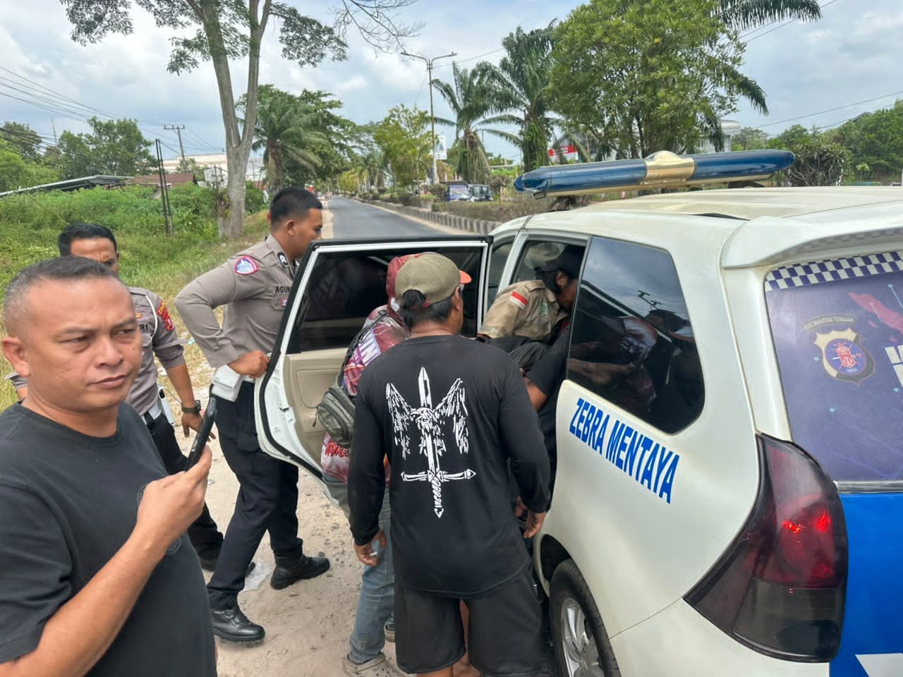 Polantas Sigap! Satlantas Polres Kotim Evakuasi Warga Tersengat Listrik di Depan City Mall Sampit