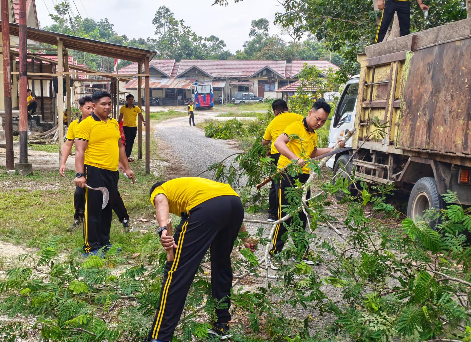Polres Murung Raya Dukung Program Presiden Gerakan Indonesia Asri Dengan Kurve di Sekitaran Makopolres