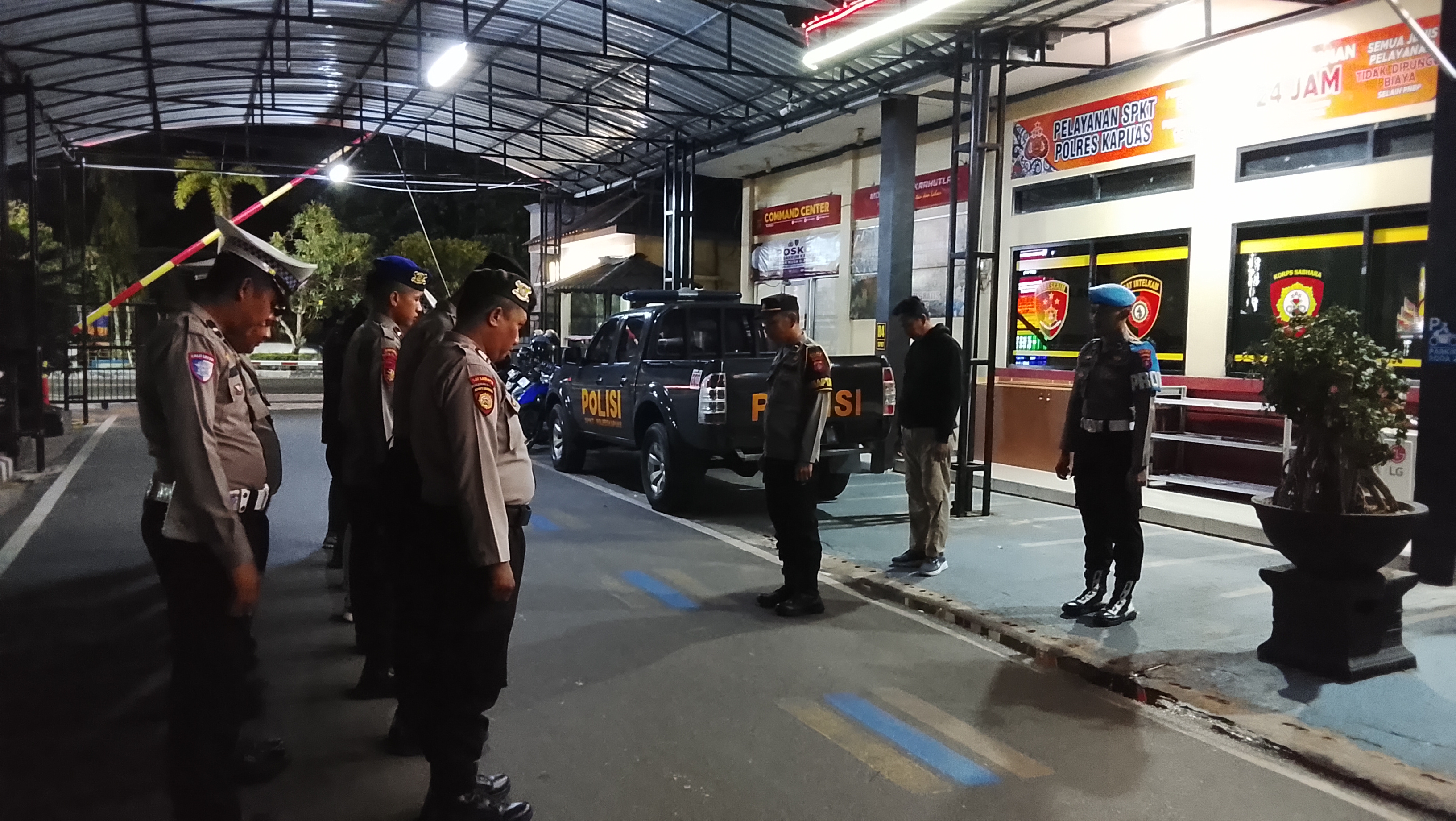 ANGGOTA SATSAMAPTA POLRES KAPUAS MELAKSANAKAN APEL MALAM PIKET PENJAGAAN DAN PENGECEKAN TAHANAN BERTEMPAT DI HALAMAN MAKO POLRES KAPUAS.