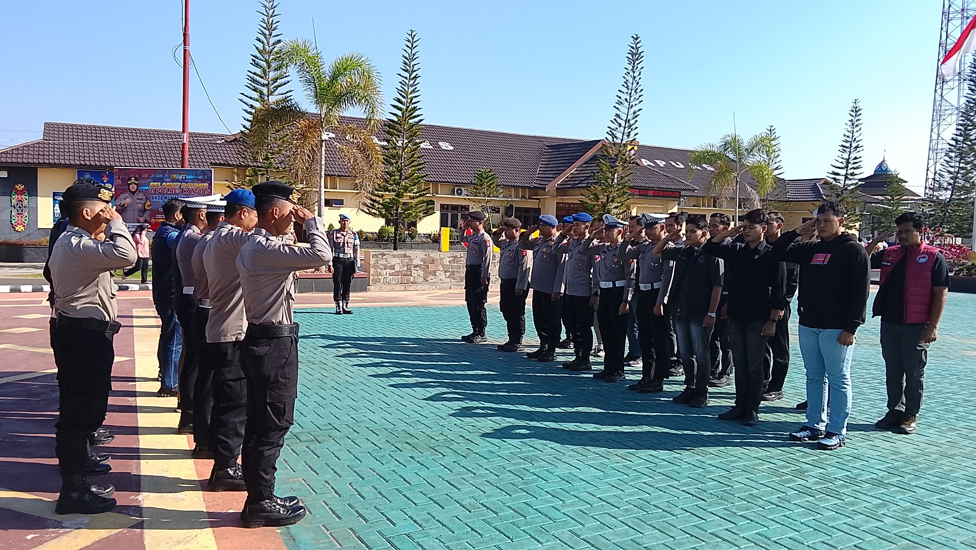 ANGGOTA SATSAMAPTA POLRES KAPUAS MELAKSANAKAN SERAH TERIMA PIKET PENJAGAAN DAN PENGECEKAN TAHANAN BERTEMPAT DI HALAMAN MAKO POLRES KAPUAS.