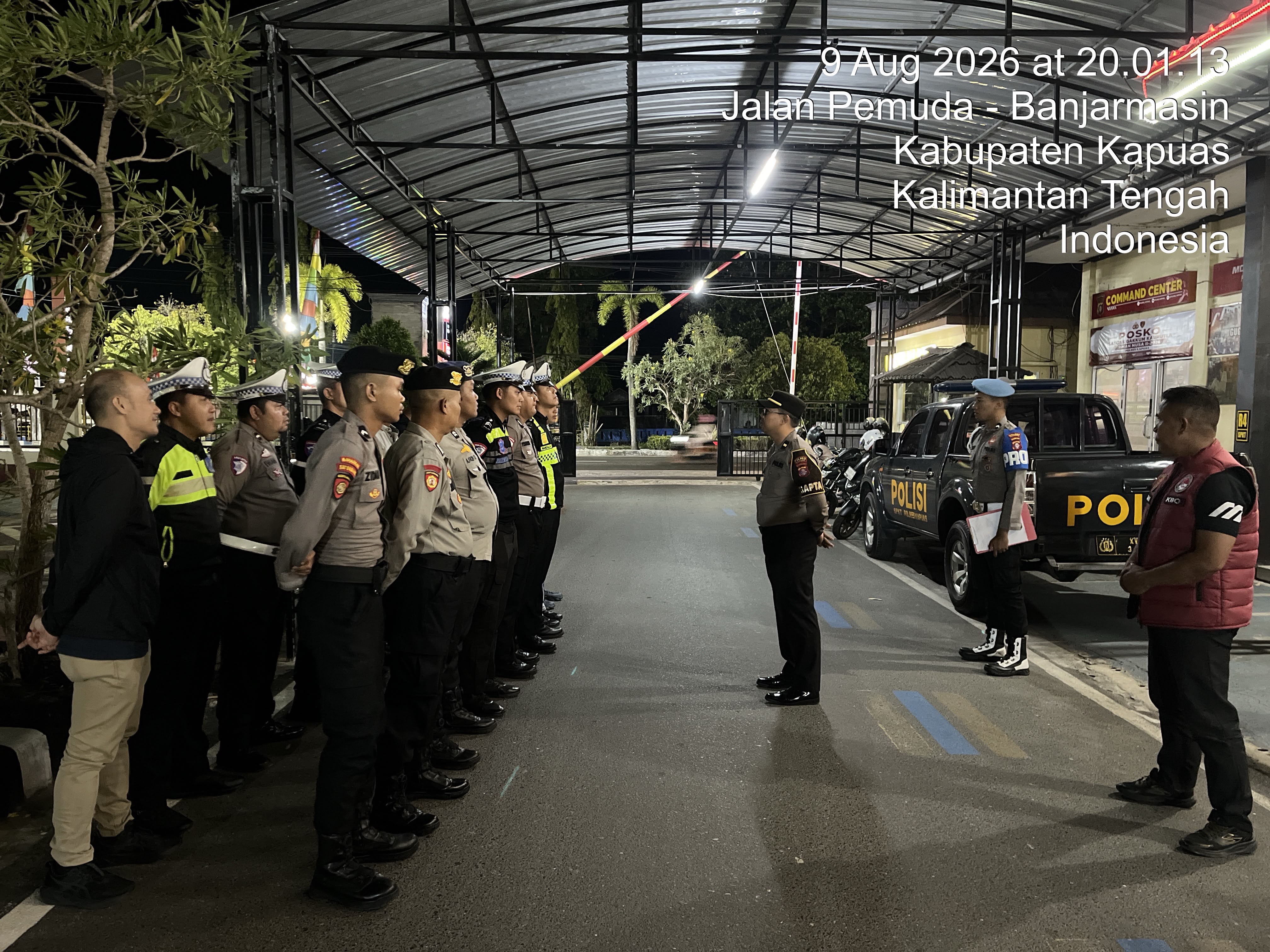 ANGGOTA SATSAMAPTA POLRES KAPUAS MELAKSANAKAN APEL MALAM PIKET PENJAGAAN DAN PENGECEKAN TAHANAN BERTEMPAT DI HALAMAN MAKO POLRES KAPUAS.