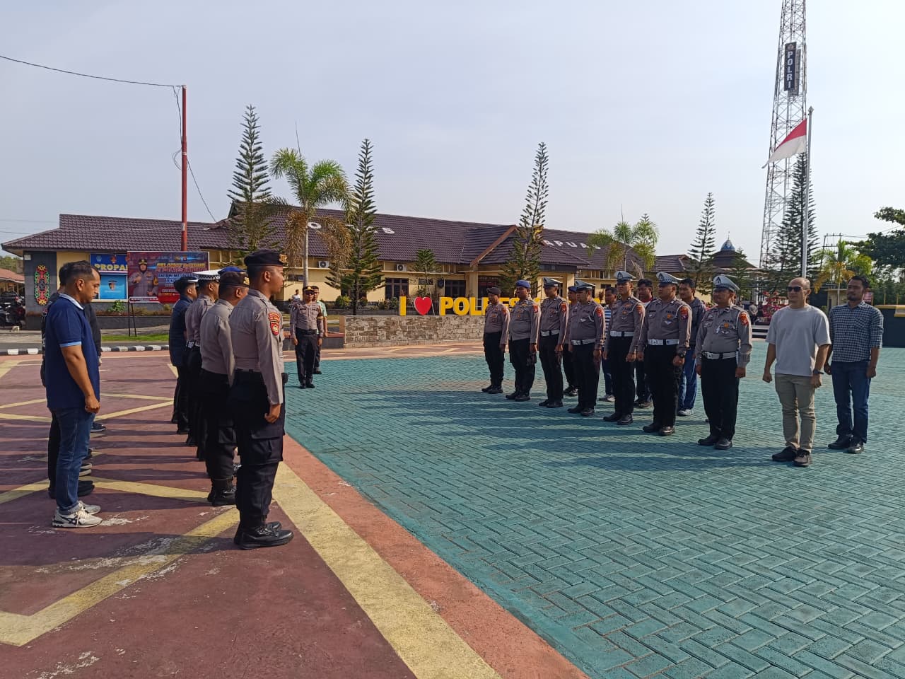 ANGGOTA SATSAMAPTA POLRES KAPUAS MELAKSANAKAN SERAH TERIMA PIKET PENJAGAAN DAN PENGECEKAN TAHANAN BERTEMPAT DI HALAMAN MAKO POLRES KAPUAS.
