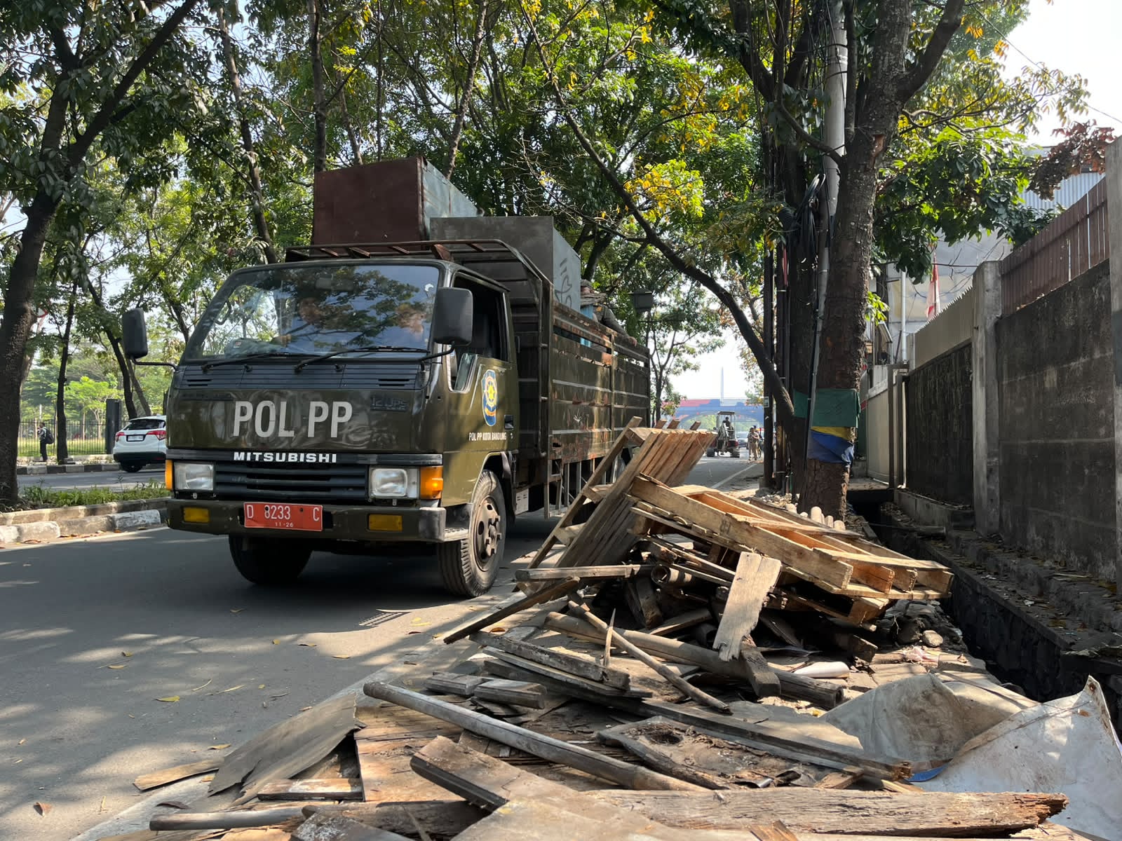 Pemkot Bandung Tertibkan 57 Bangunan Liar di Jalan Ibrahim Adjie