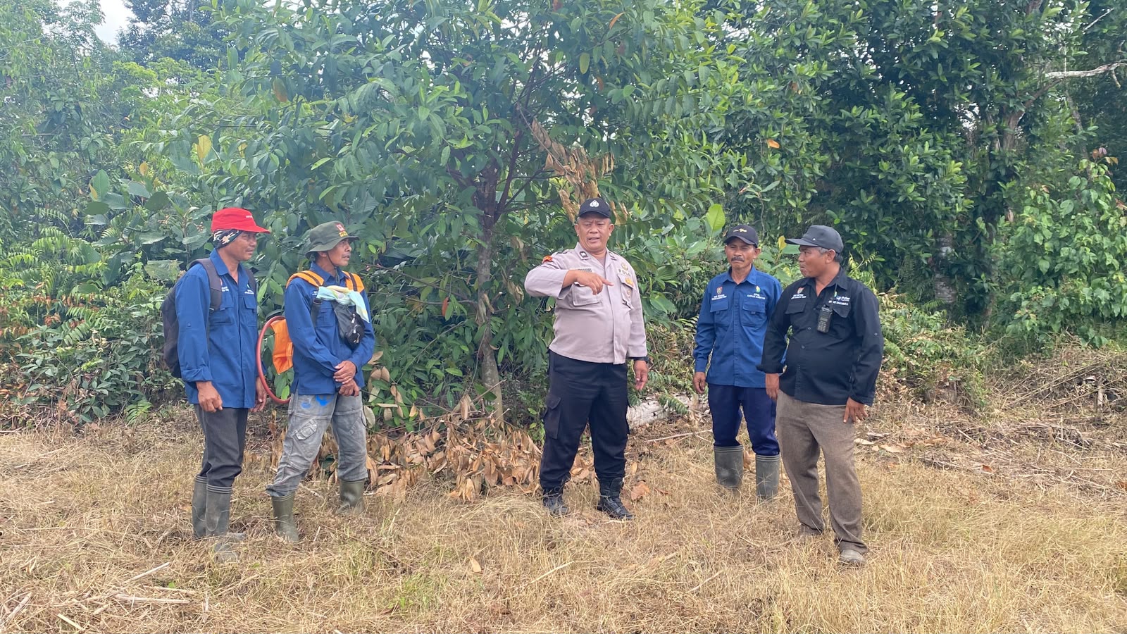 Cegah Terjadinya Karhutla, Anggota Polsek Basarang Lakukan Sosialisasi Secara Rutin
