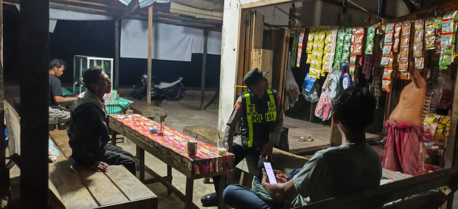 ANGGOTA POLSEK PULAU PETAK LAKSANAKAN PATROLI MALAM, GUNA MEWUJUDKAN KAMTIBMAS KONDUSIF DI WILAYAH KECAMATAN PULAU PETAK