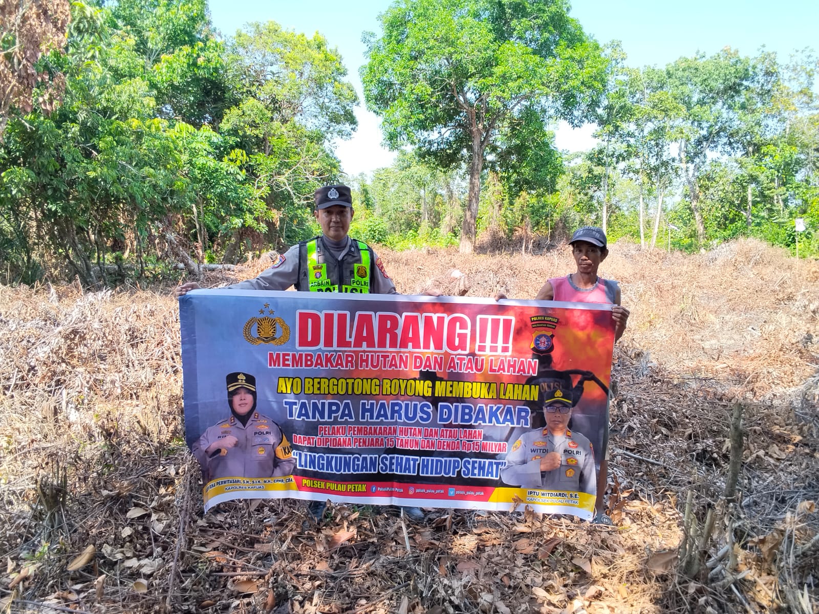 DALAM UPAYA PENCEGAHAN KEBAKARAN HUTAN DAN LAHAN, PERSONEL POLSEK PULAU PETAK SOSIALISASIKAN SANKSI PIDANA PELAKU KARHUTLA KE MASYARAKAT KECAMATAN PULAU PETAK