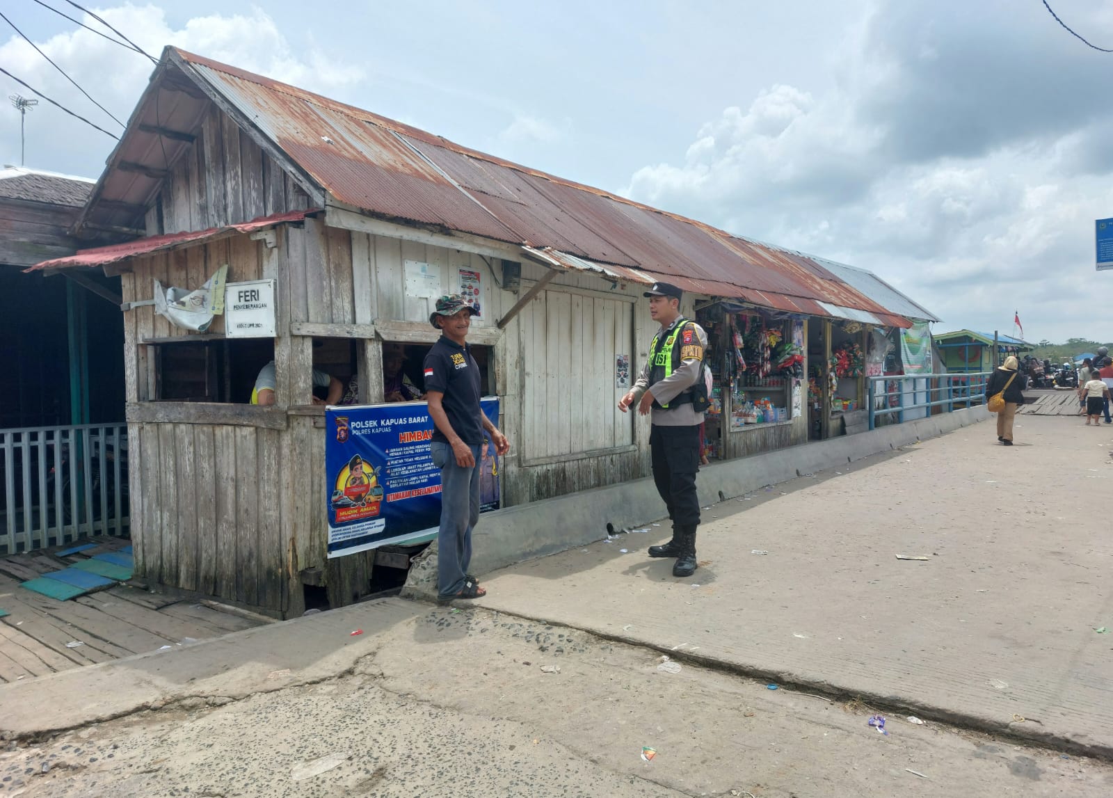 Kelancaran Penyeberangan Terjaga, Polsek Kapuas Barat Gelar Patroli dan Gatur Lalin di Pelabuhan Feri Desa Saka Mangkahai
