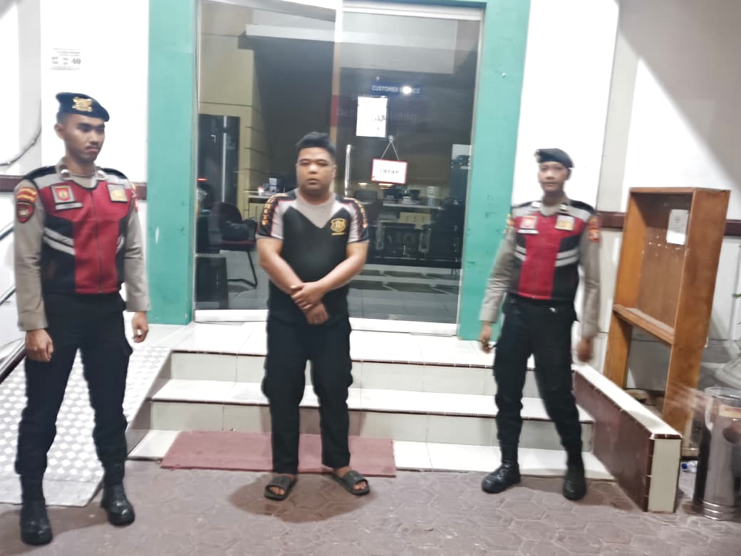 Antisipasi Kejahatan terhadap Fasilitas Keuangan, Sat Samapta Polres Sukamara Pantau Bank Kalteng pada Malam Hari