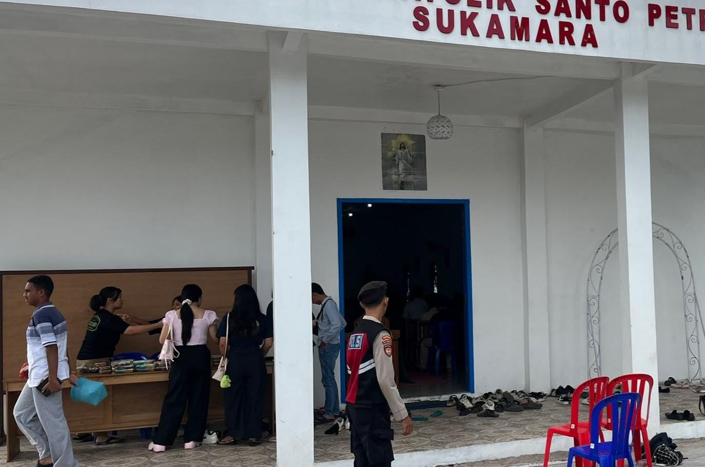 Hadir Berikan Rasa Aman kepada Jemaat, Sat Samapta Polres Sukamara Sambangi Gereja Santo Petrus