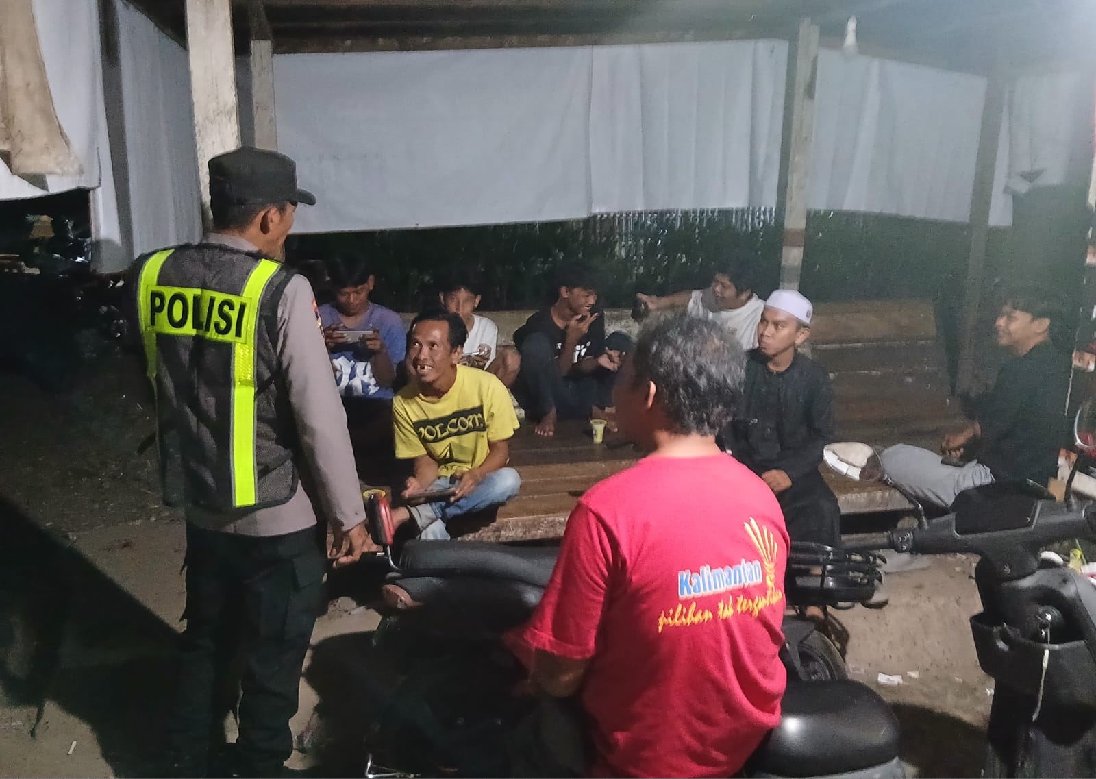 ANGGOTA POLSEK PULAU PETAK LAKSANAKAN PATROLI MALAM, GUNA MEWUJUDKAN KAMTIBMAS KONDUSIF DI WILAYAH KECAMATAN PULAU PETAK