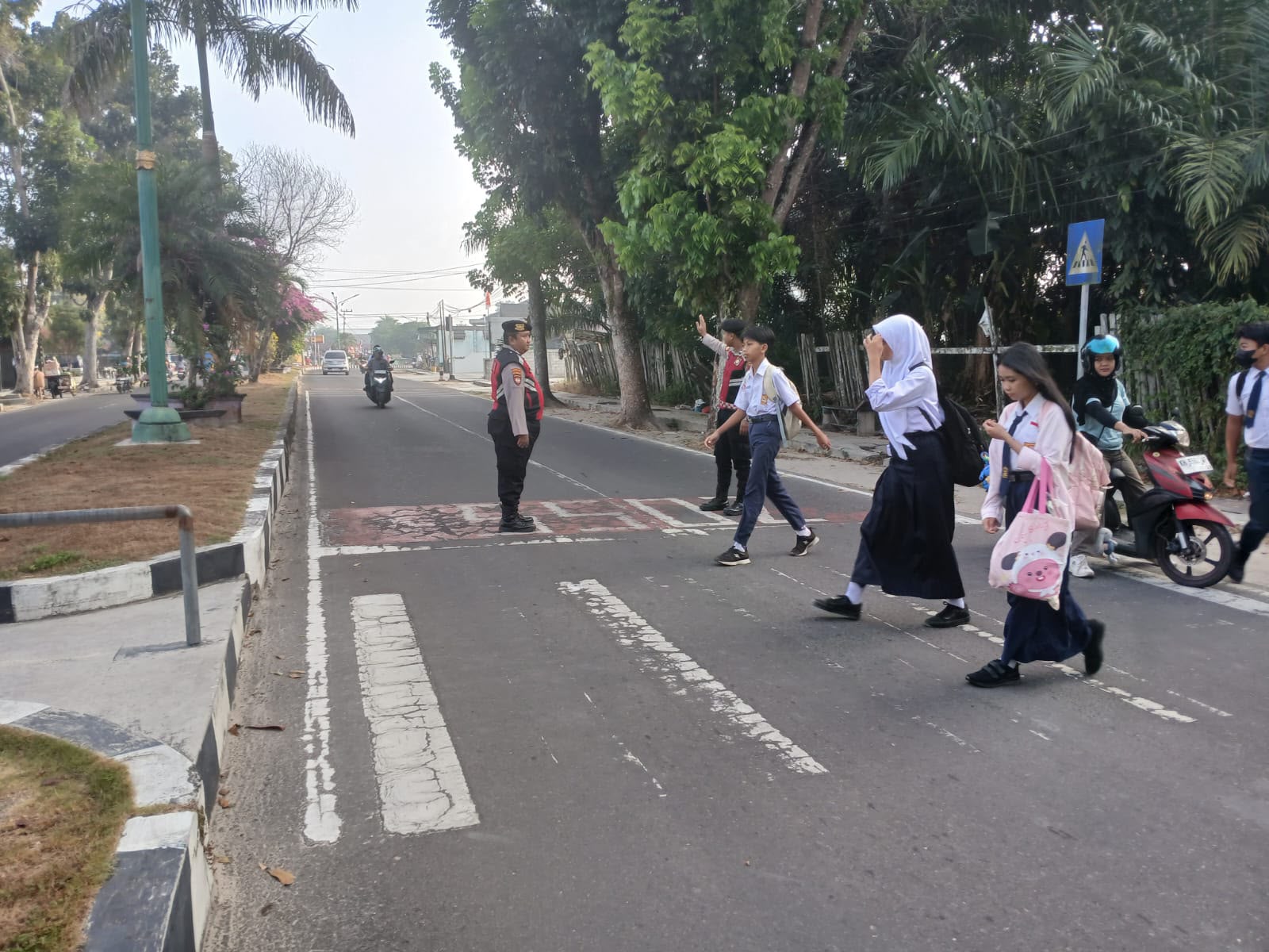 Hadir Sejak Awal Aktivitas Warga, Sat Samapta Polres Sukamara Laksanakan Pengaturan Pagi secara Humanis