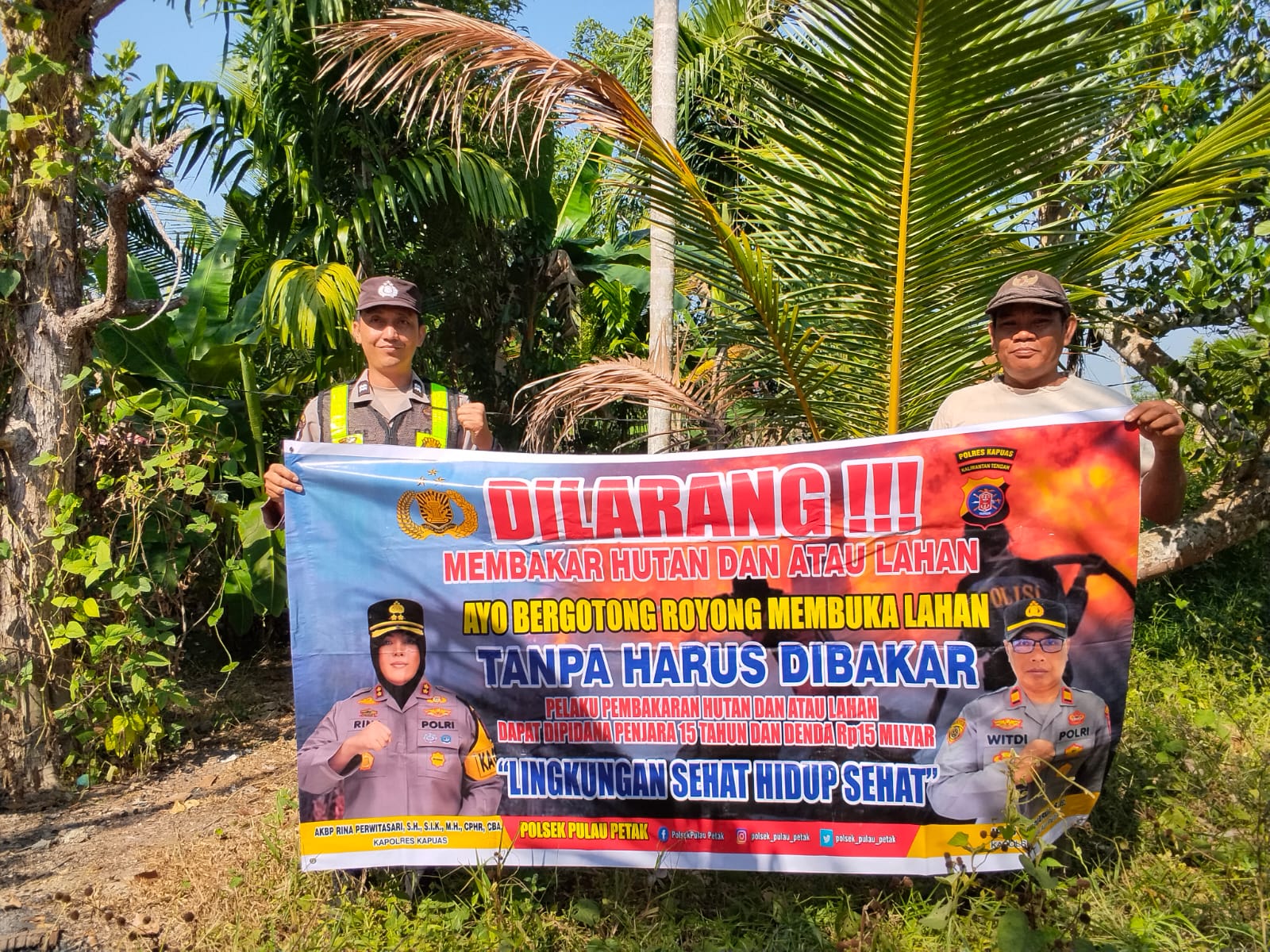 DALAM UPAYA PENCEGAHAN KEBAKARAN HUTAN DAN LAHAN, PERSONEL POLSEK PULAU PETAK SOSIALISASIKAN SANKSI PIDANA PELAKU KARHUTLA KE MASYARAKAT KECAMATAN PULAU PETAK