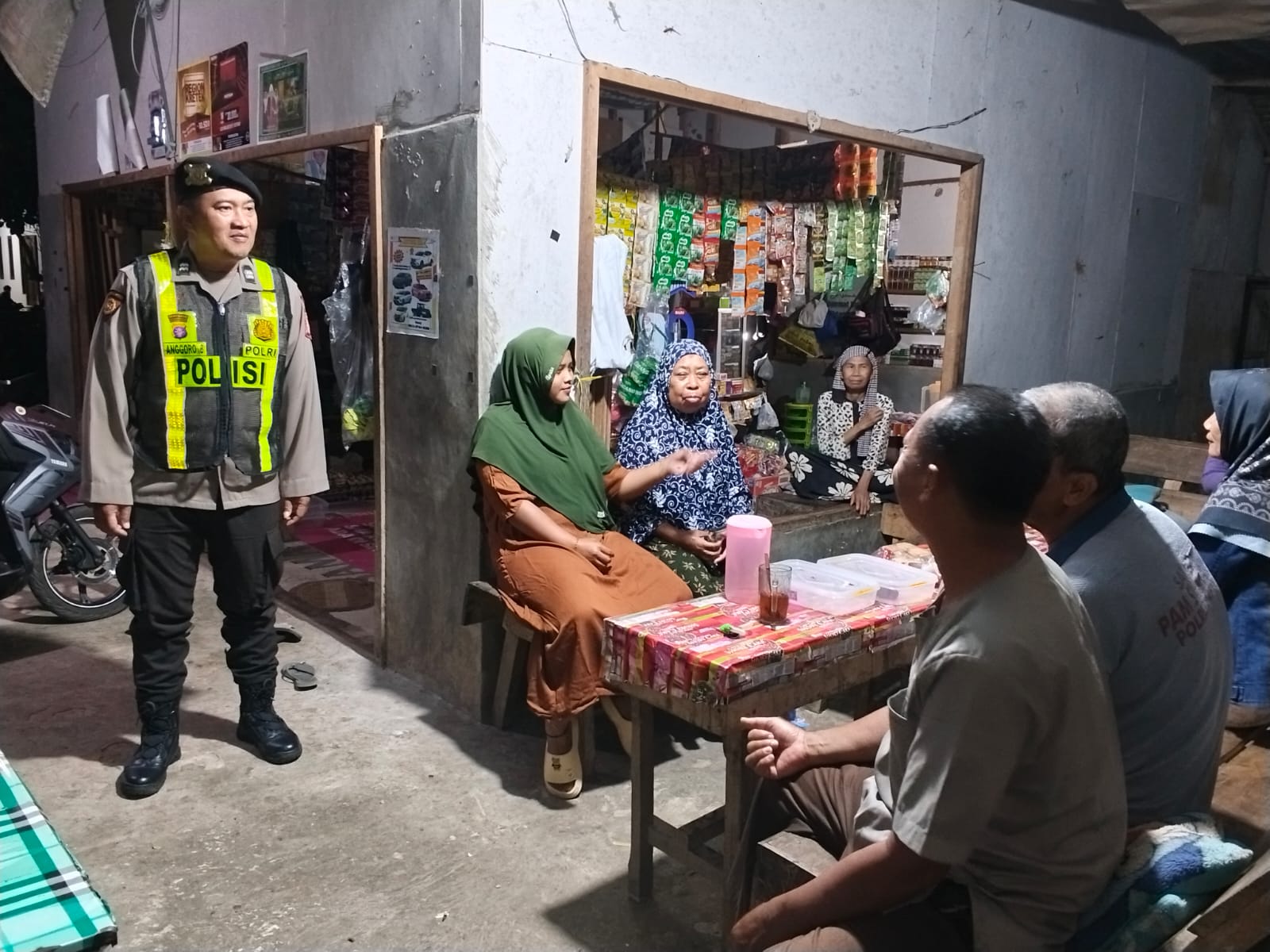 ANGGOTA POLSEK PULAU PETAK LAKSANAKAN PATROLI MALAM, GUNA MEWUJUDKAN KAMTIBMAS KONDUSIF DI WILAYAH KECAMATAN PULAU PETAK