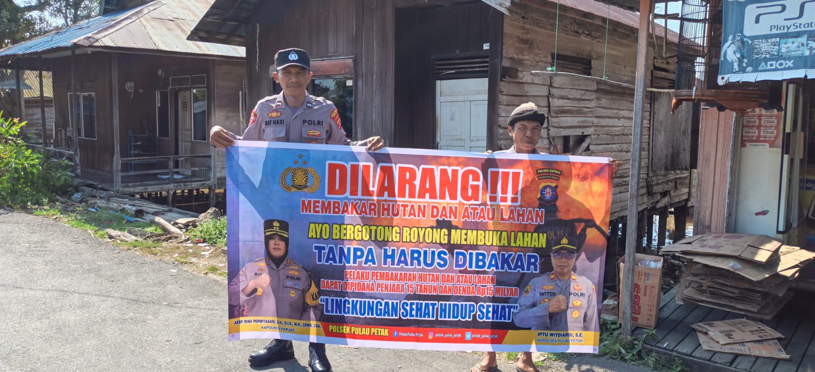 DALAM UPAYA PENCEGAHAN KEBAKARAN HUTAN DAN LAHAN, PERSONEL POLSEK PULAU PETAK SOSIALISASIKAN SANKSI PIDANA PELAKU KARHUTLA KE MASYARAKAT KECAMATAN PULAU PETAK